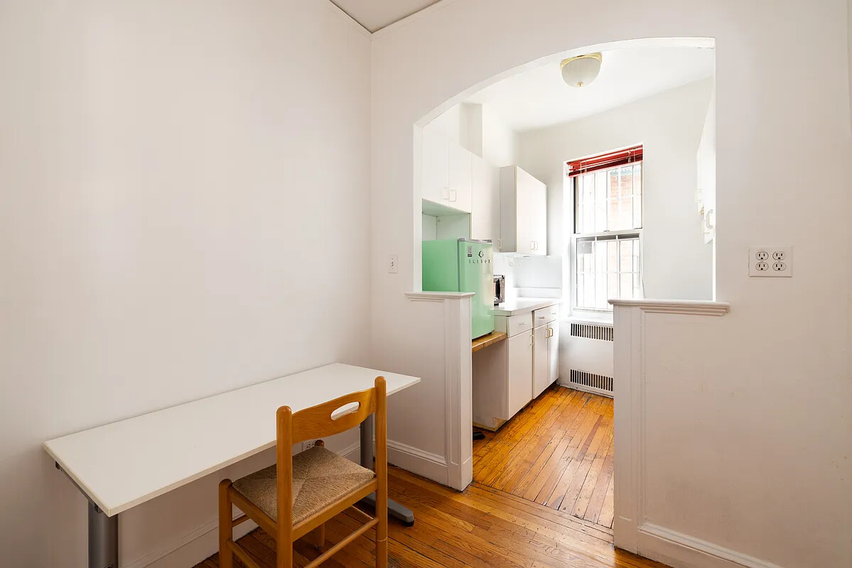 25 Minetta Lane 1F Greenwich Village New York NY 10012