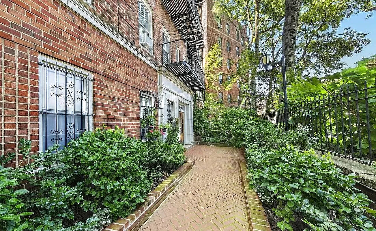 25 Minetta Lane 1F Greenwich Village New York NY 10012