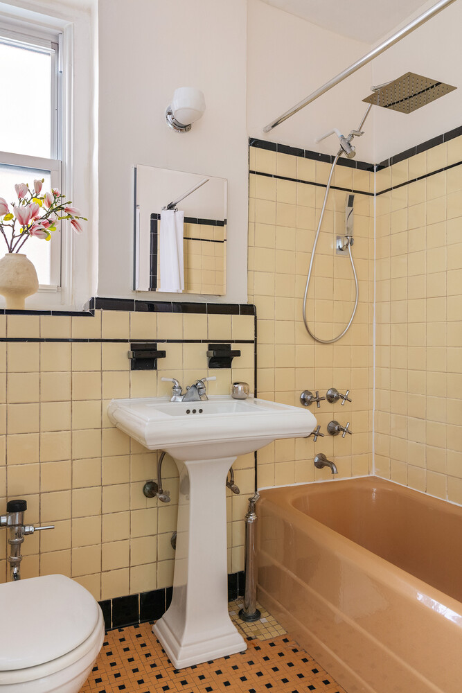 72-17 34th Avenue APT1J Jackson Heights Queens NY 11372