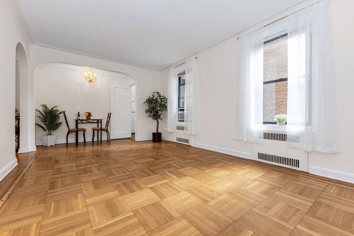 83-80 118th Street 2M Kew Gardens Queens NY 11415
