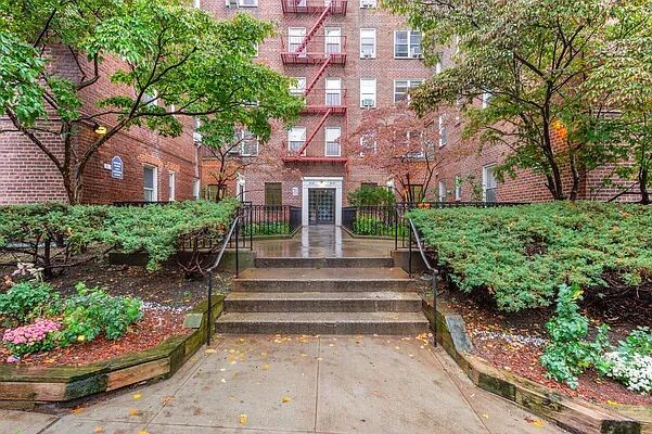 39-30 52nd Street 5B Sunnyside Gardens Queens NY 11377