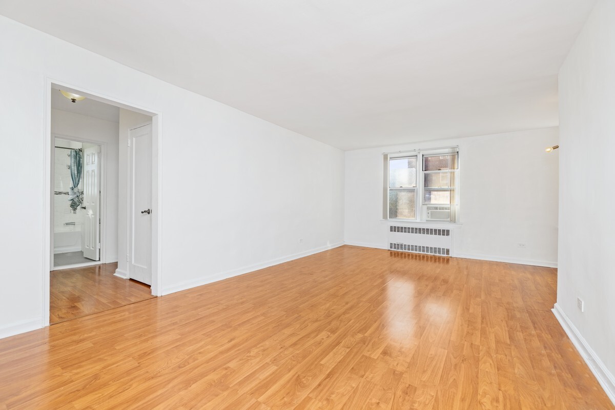 67-10 108th Street 4A Forest Hills Queens NY 11375
