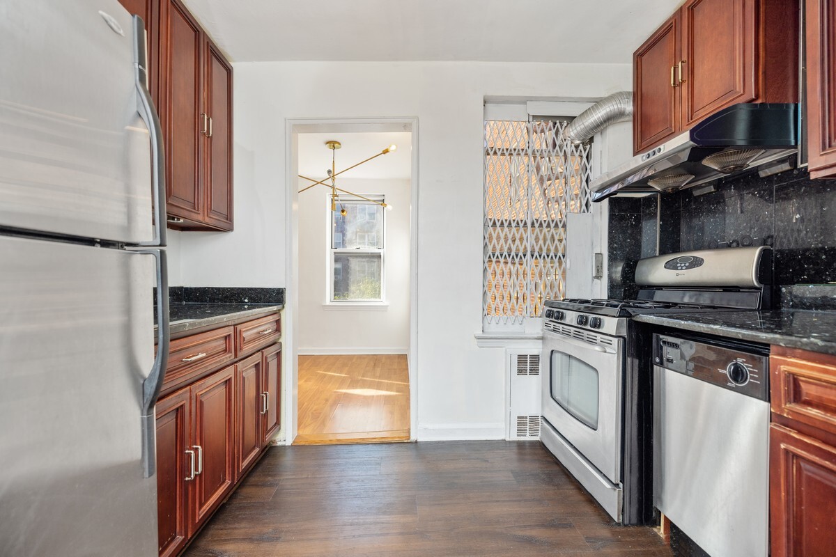 67-10 108th Street 4A Forest Hills Queens NY 11375