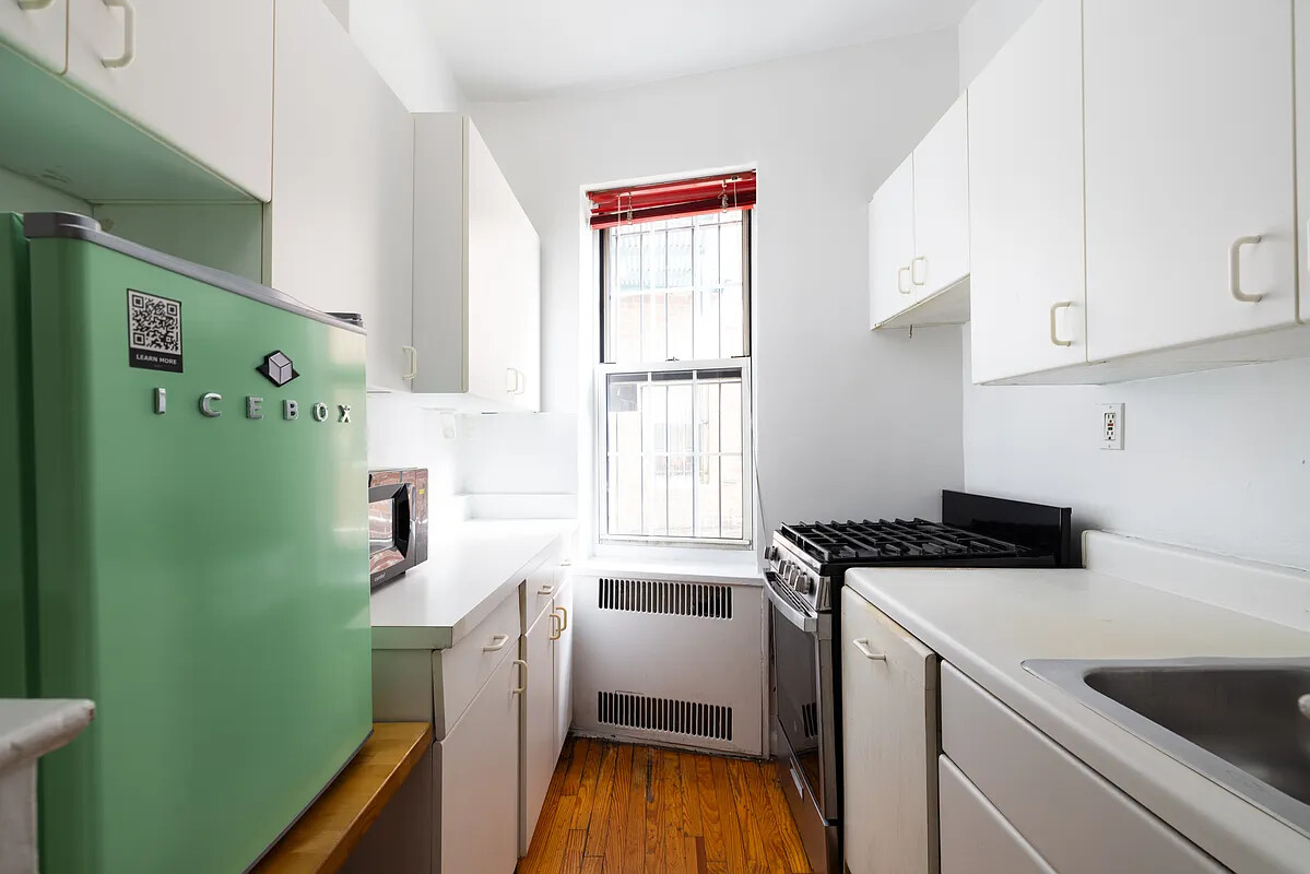 25 Minetta Lane 1F Greenwich Village New York NY 10012