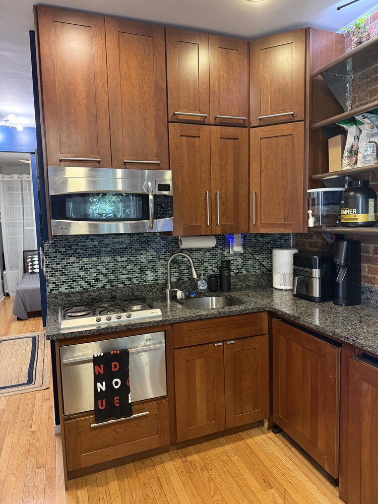 438 West 49th Street 2B Clinton New York NY 10019