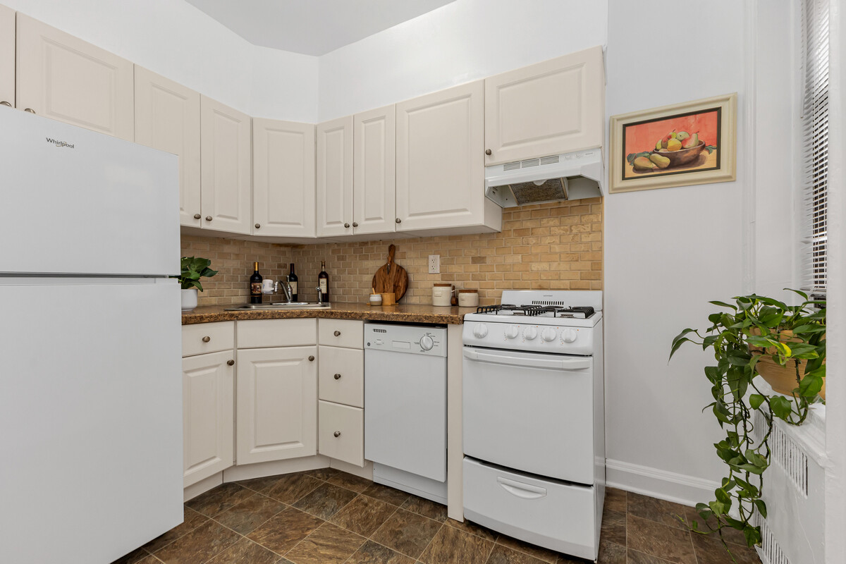 83-80 118th Street 2M Kew Gardens Queens NY 11415