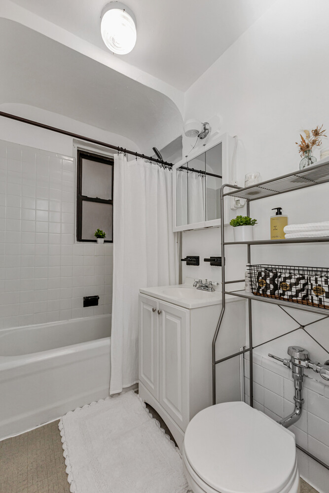 83-80 118th Street 2M Kew Gardens Queens NY 11415