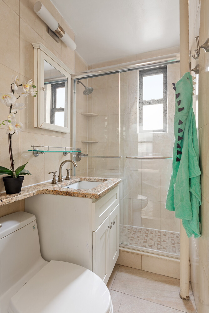 21-16 35th Street 3G Steinway-Ditmars Queens NY 11105