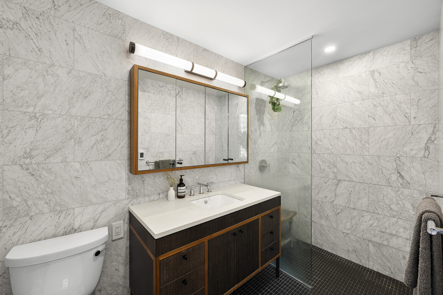 184 Kent Avenue B612 Williamsburg Brooklyn NY 11249